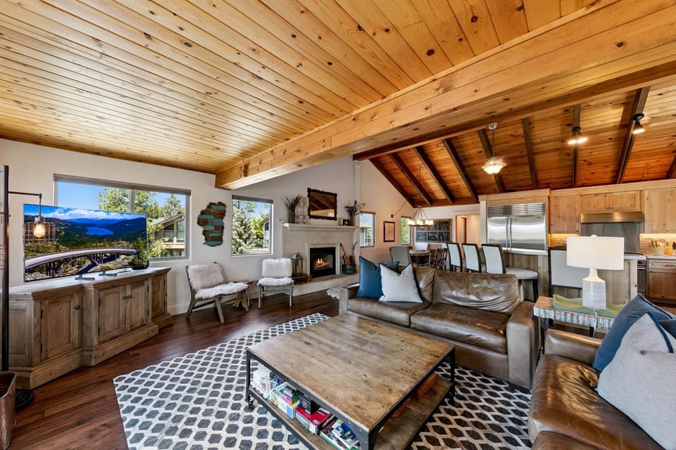 Day, View (from property/room), Living room, Seating area, Dining area, Mountain view, fireplace, furniture