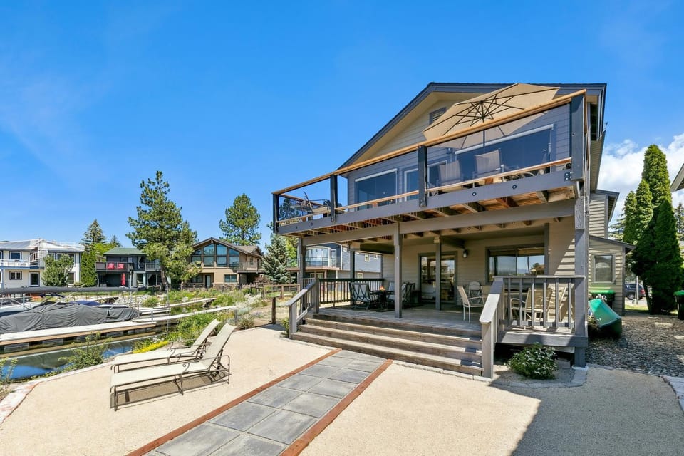 Property building, Patio, Day, Neighbourhood, Natural landscape, Balcony/Terrace, Lake view