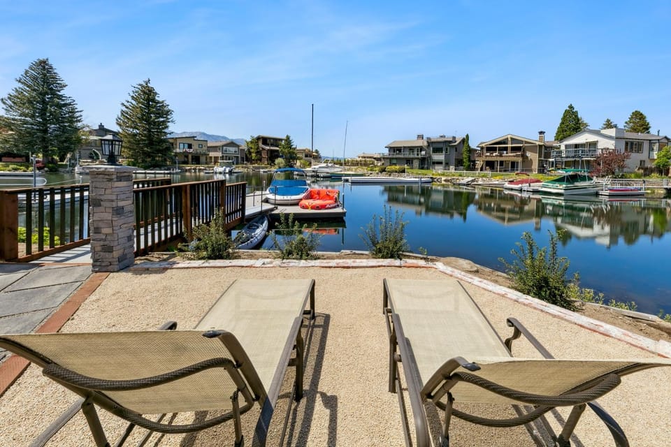 Day, Neighbourhood, Natural landscape, Seating area, Mountain view, River view, furniture