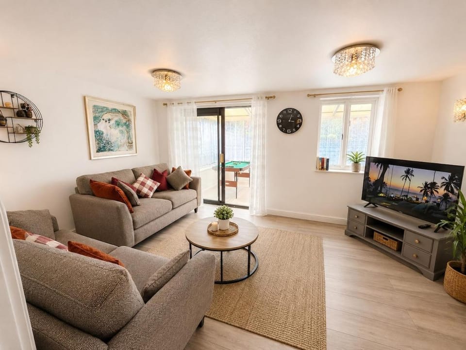 Communal lounge/ TV room, TV and multimedia, Living room, Seating area, Evening entertainment