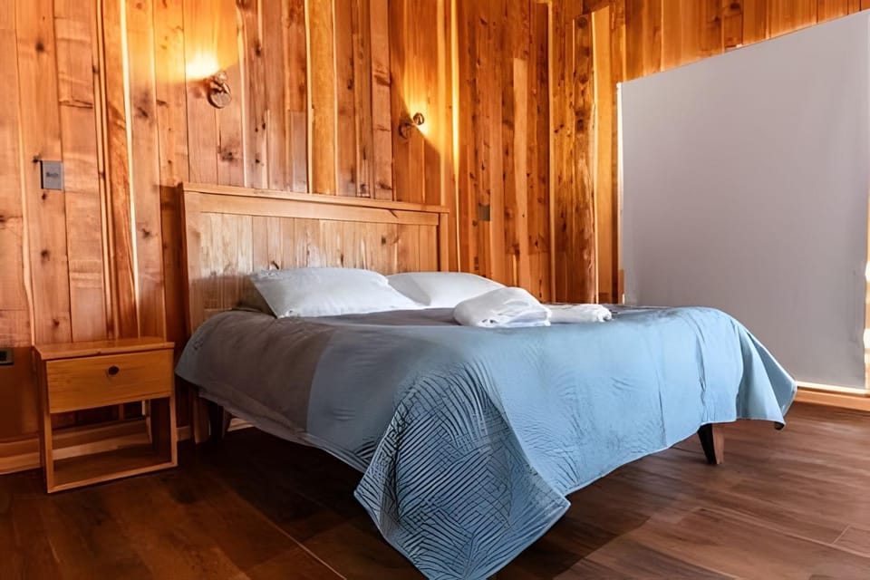 Studio Rústico-Moderno: Refugio de Madera y Luz House in Pucon