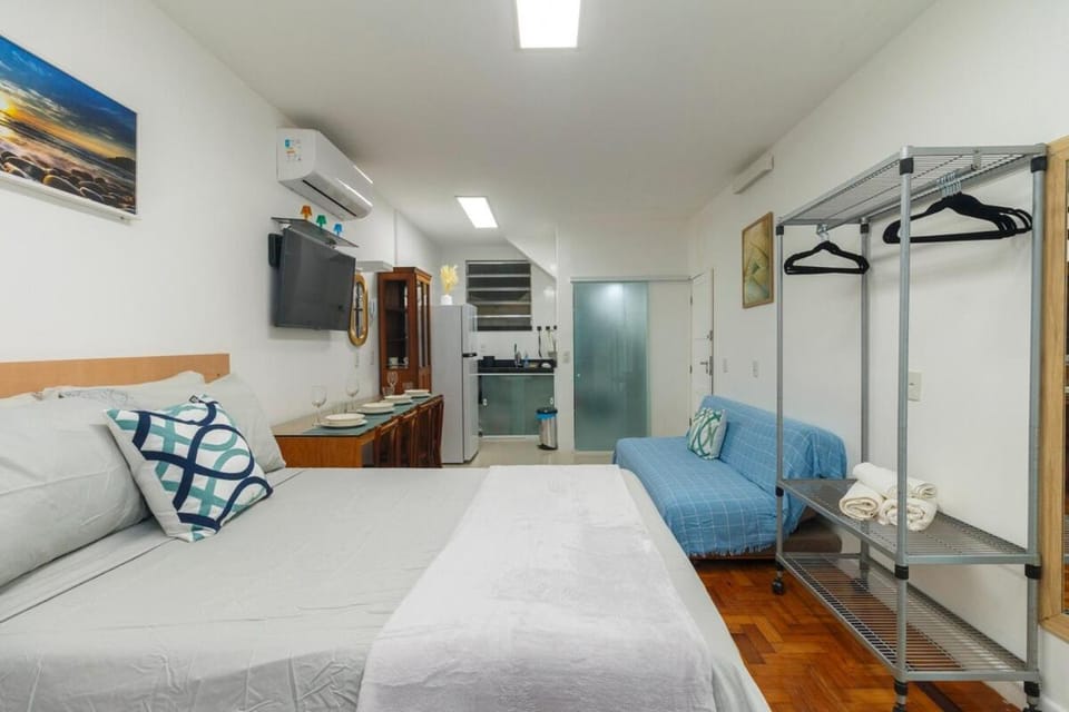 Bed, TV and multimedia, Kitchen or kitchenette, Photo of the whole room, Bedroom, wardrobe, air conditioner