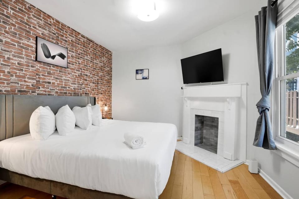 Bed, TV and multimedia, Bedroom