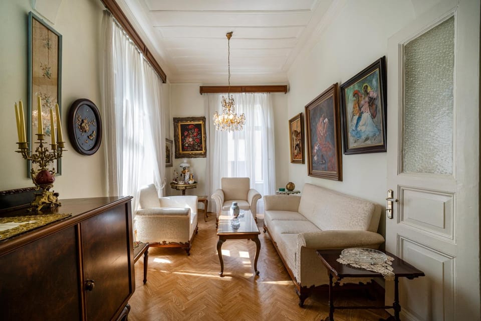 Living room, Seating area