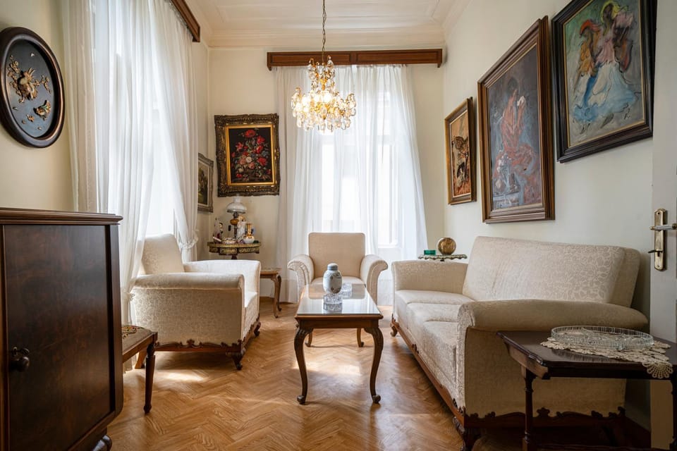 Living room, Seating area