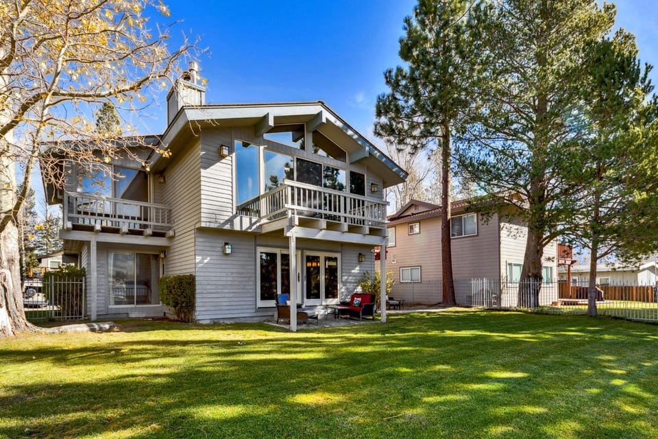Tahoe Keys Landing: Rooftop Hot Tub Boat Dock House in South Lake Tahoe