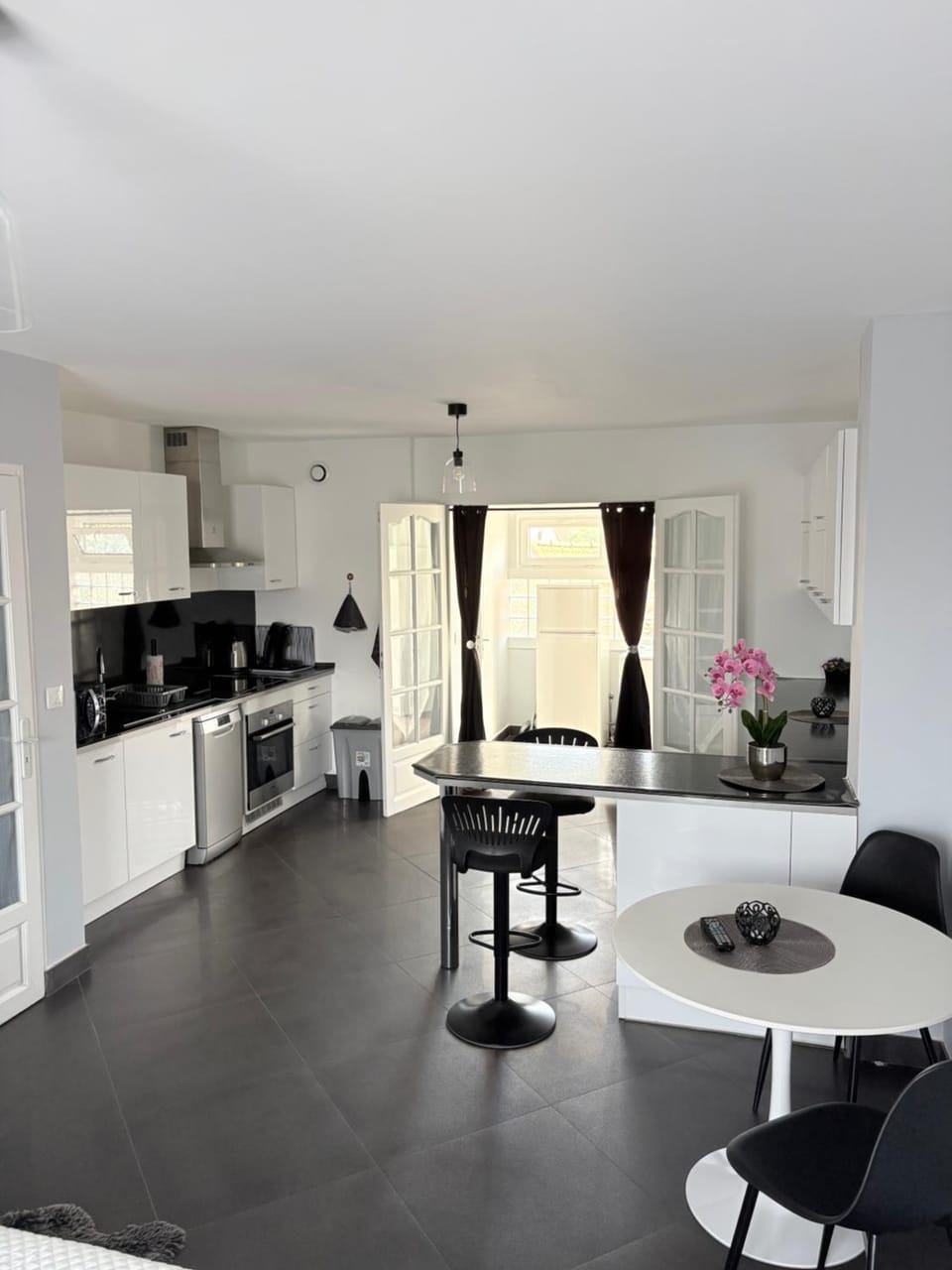 Studio Moderne Zen Apartment in Île-de-France