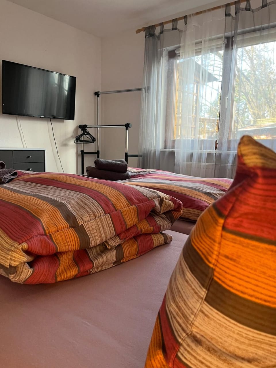 Bed, TV and multimedia, Photo of the whole room, Bedroom
