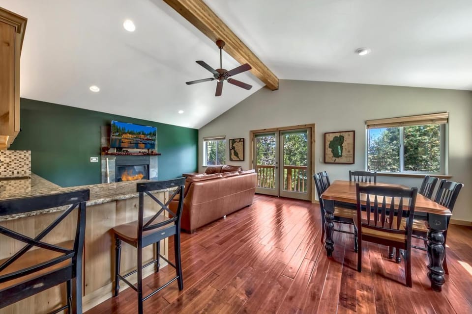 TV and multimedia, Balcony/Terrace, Kitchen or kitchenette, Living room, Dining area, fireplace, furniture