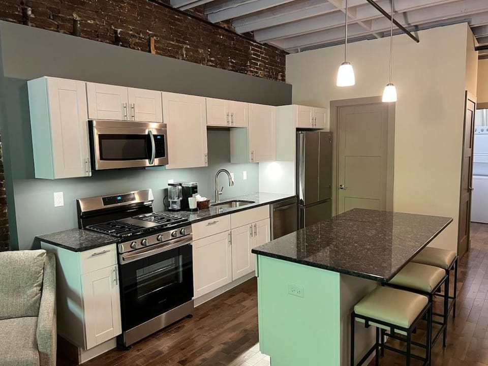Downtown Suite with Balcony Apartment in Syracuse
