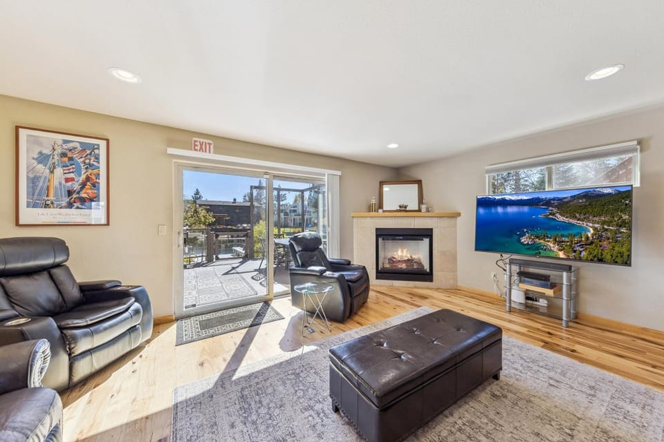 Tahoe Keys Villa - Pool Table Sauna Dock Hot Tub AC House in South Lake Tahoe