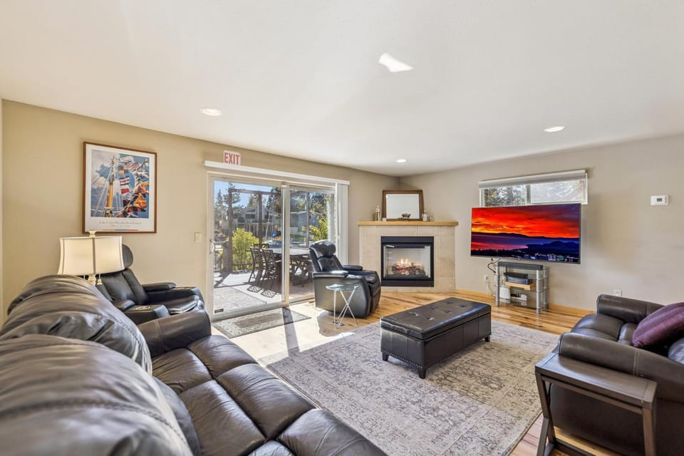 TV and multimedia, Balcony/Terrace, Living room, Seating area, fireplace, furniture