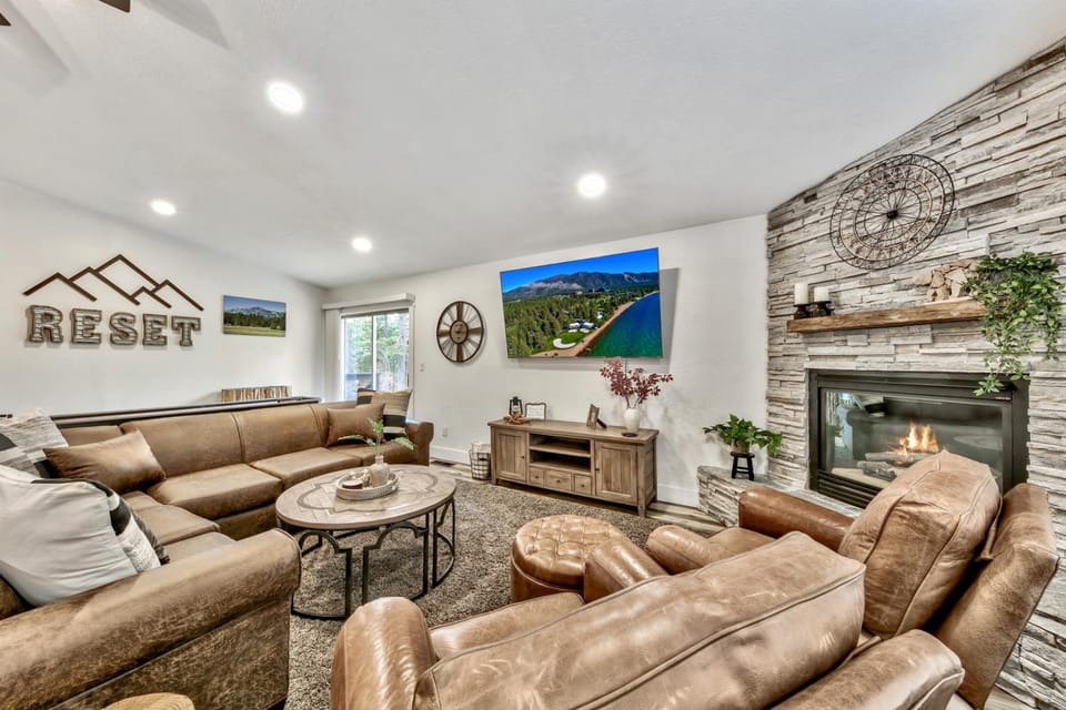 Day, TV and multimedia, Living room, Seating area, fireplace, furniture