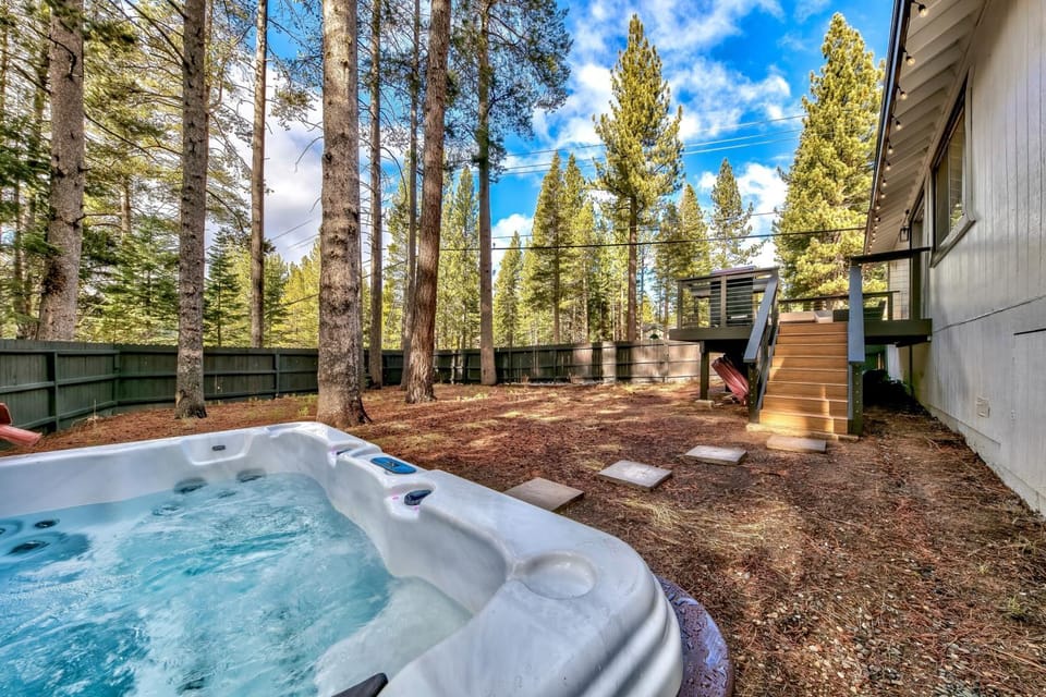 Property building, Day, Natural landscape, Hot Tub