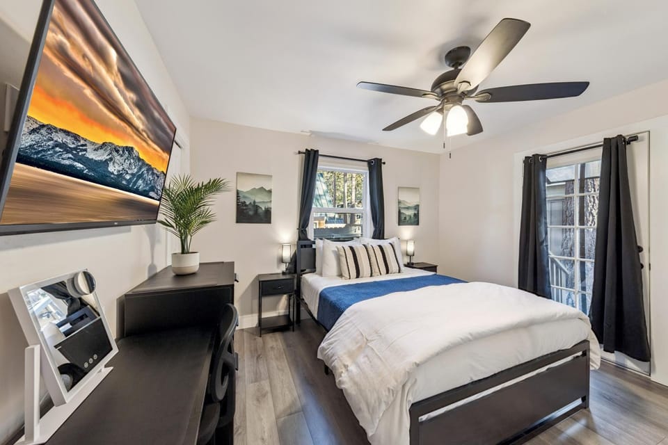 Bed, TV and multimedia, Bedroom, Street view, furniture