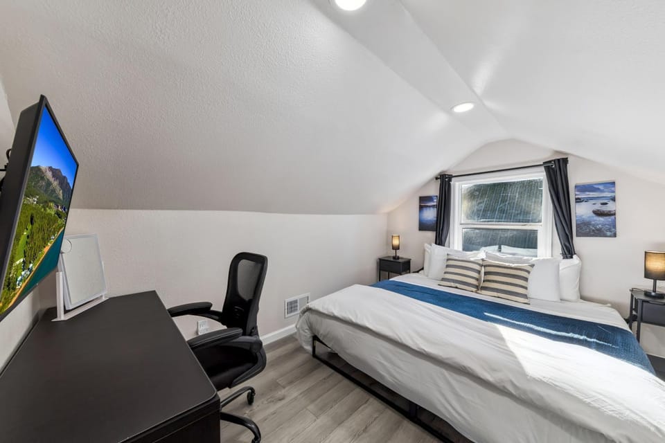 Bed, TV and multimedia, Business facilities, Bedroom, furniture