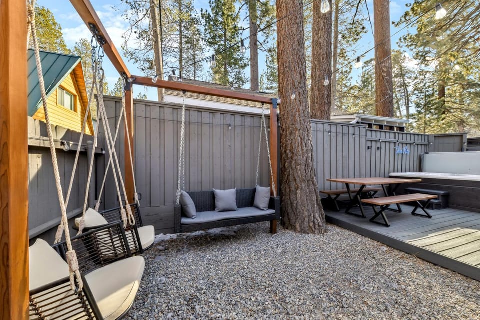Patio, Day, Natural landscape, Garden, Seating area