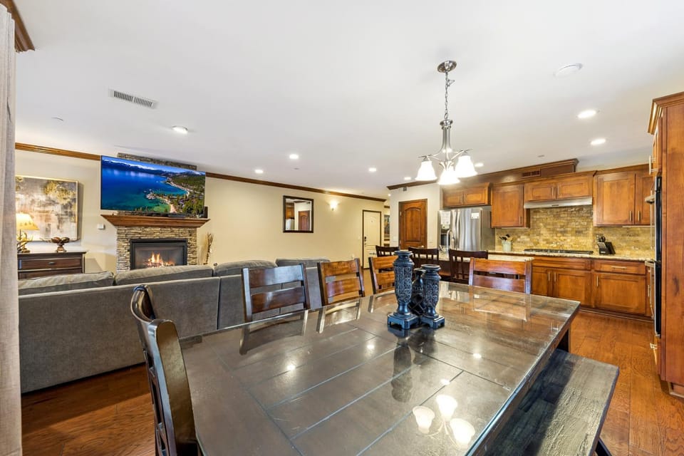 Day, TV and multimedia, Kitchen or kitchenette, Living room, Dining area, fireplace, furniture, kitchen