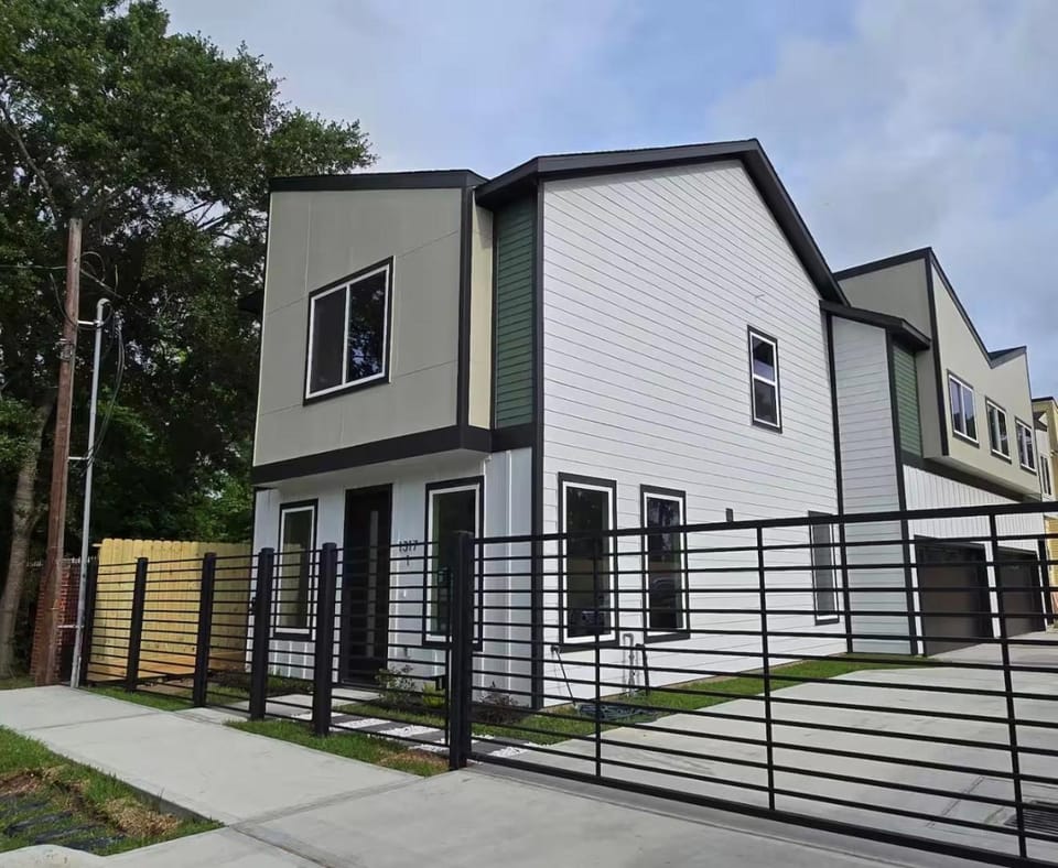 Brand New Luxe Townhome Near IAH & Downtown House in Houston