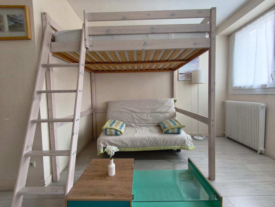Seating area, bunk bed