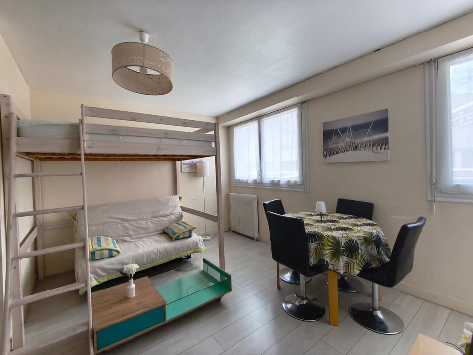 Seating area, bunk bed