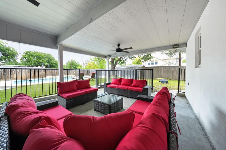 San Antonio Retreat 5BR Sleeps 9 -Near Fiesta TX home House in Leon Valley