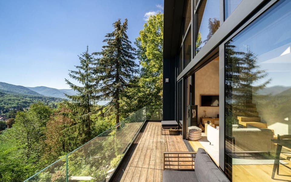 Property building, Patio, Communal lounge/ TV room, Natural landscape, Balcony/Terrace, Mountain view, River view