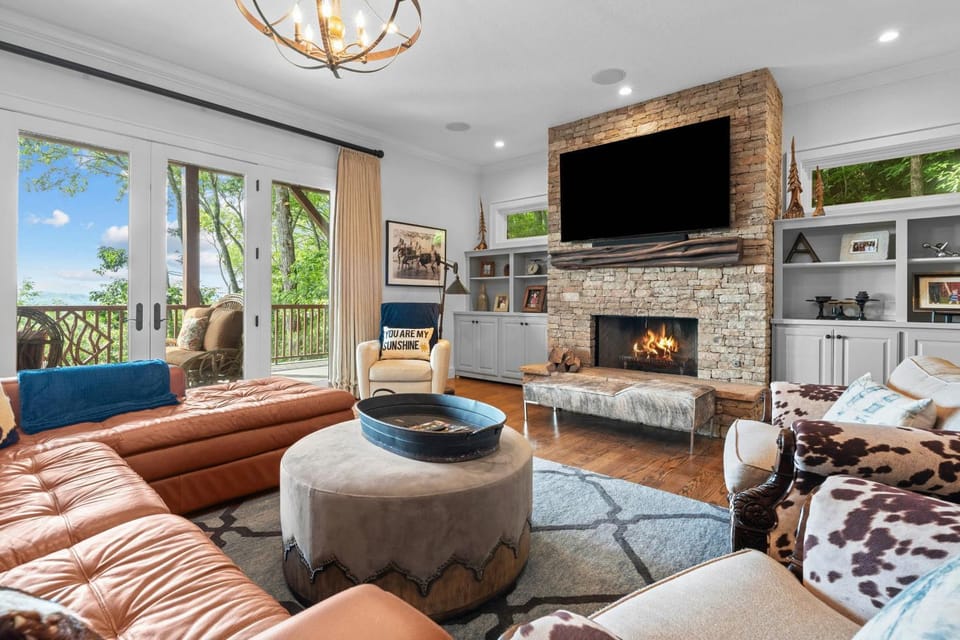 Luxurious Mtn Retreat w/ Lake Glenville Views! House in Tennessee