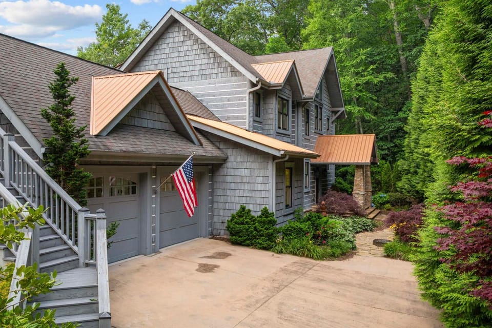 Luxurious Mtn Retreat w/ Lake Glenville Views! House in Tennessee