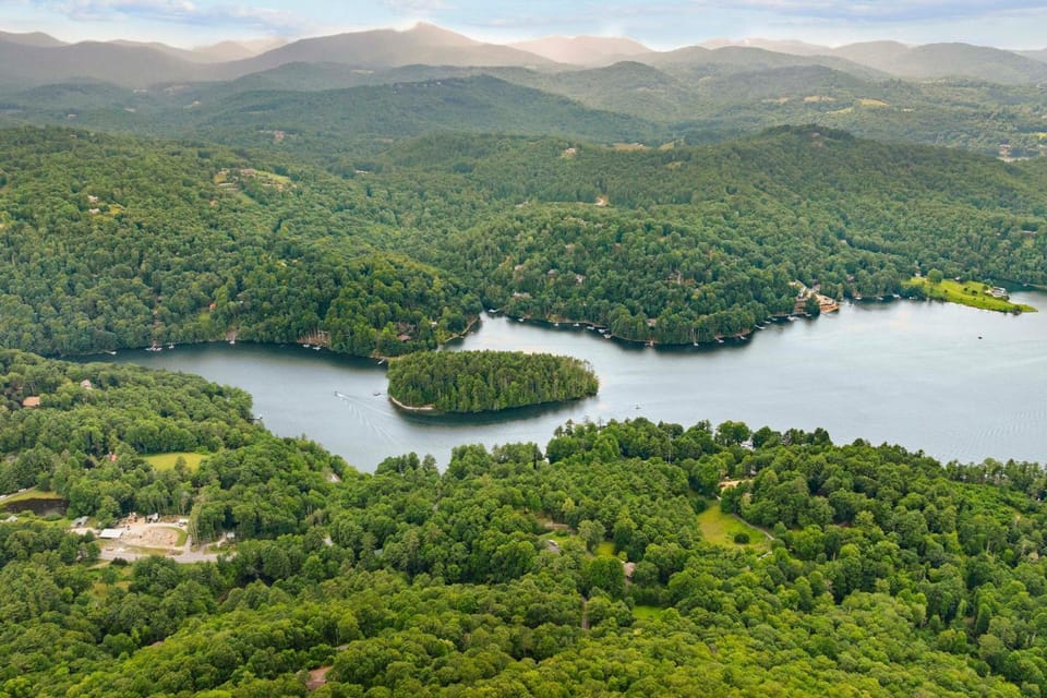 Luxurious Mtn Retreat w/ Lake Glenville Views! House in Tennessee