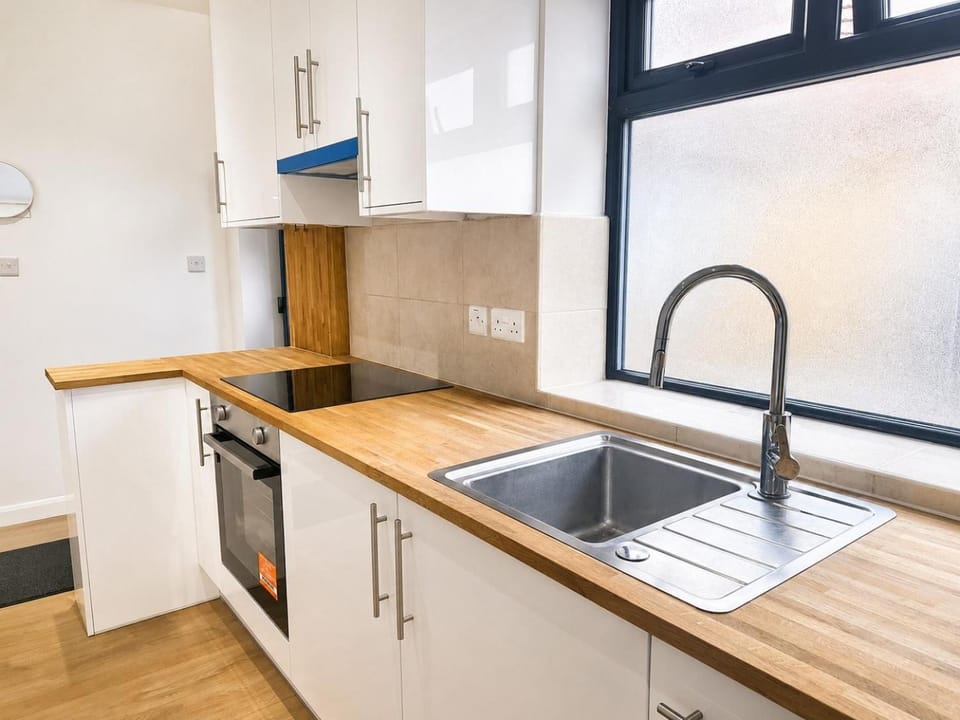 Coffee/tea facilities, Kitchen or kitchenette, stove