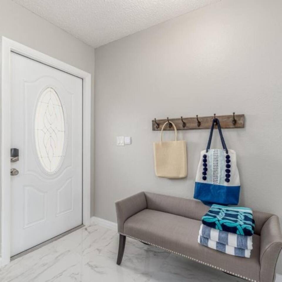 3/2 Heated Salt Water Pool Minutes to Beach House in Port Saint Lucie