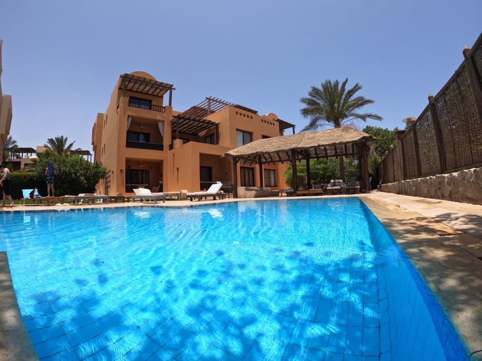 Property building, Day, Pool view, Swimming pool, sunbed