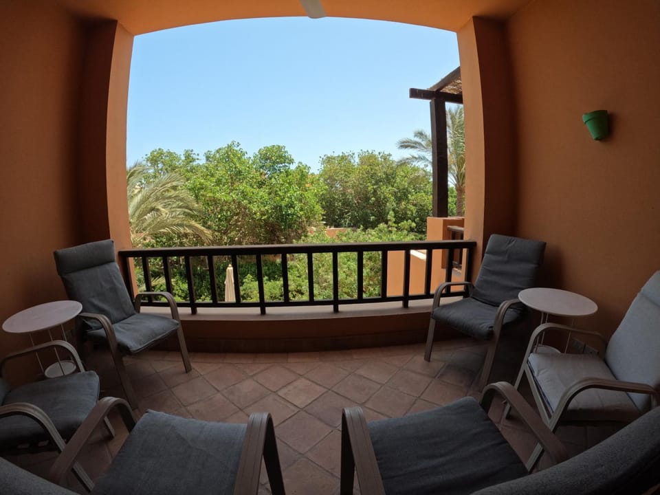 Patio, View (from property/room), Balcony/Terrace, Living room, Seating area