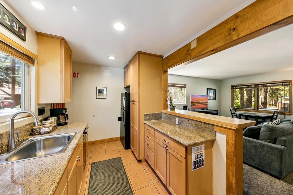 Day, TV and multimedia, Kitchen or kitchenette, Living room, furniture