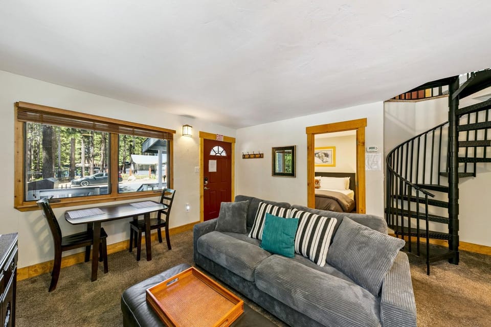 Bed, Living room, Dining area, Bedroom, furniture