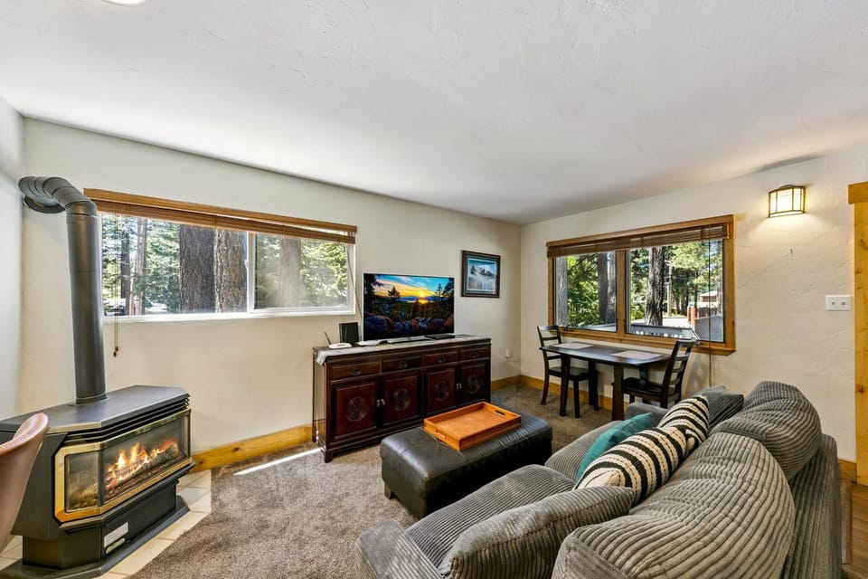 Day, TV and multimedia, Living room, Dining area, fireplace, furniture