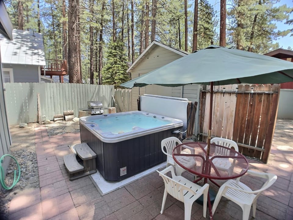 Patio, Day, Natural landscape, Hot Tub, Seating area, Dining area, furniture