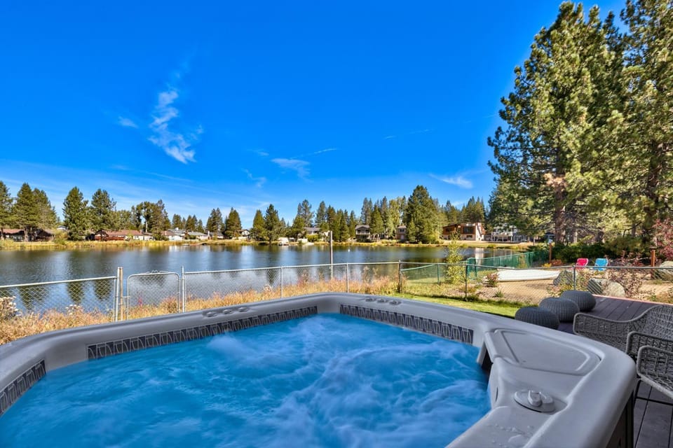 Waterfront Retreat - Pets Hot Tub BBQ House in South Lake Tahoe