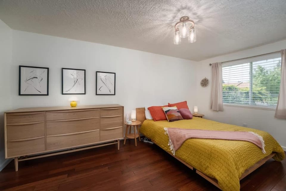#StayinMyDistrict Quiet 2BR Office Pet Friendly House in Vancouver