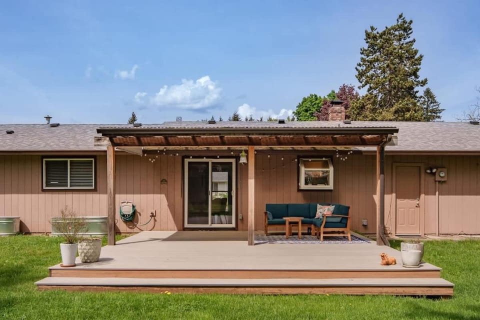 #StayinMyDistrict Quiet 2BR Office Pet Friendly House in Vancouver