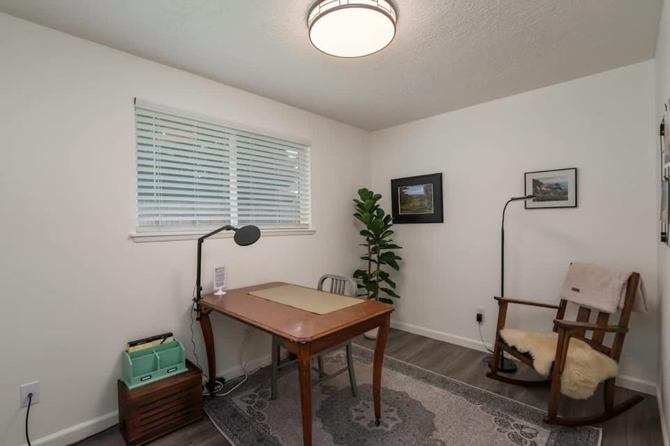#StayinMyDistrict Quiet 2BR Office Pet Friendly House in Vancouver
