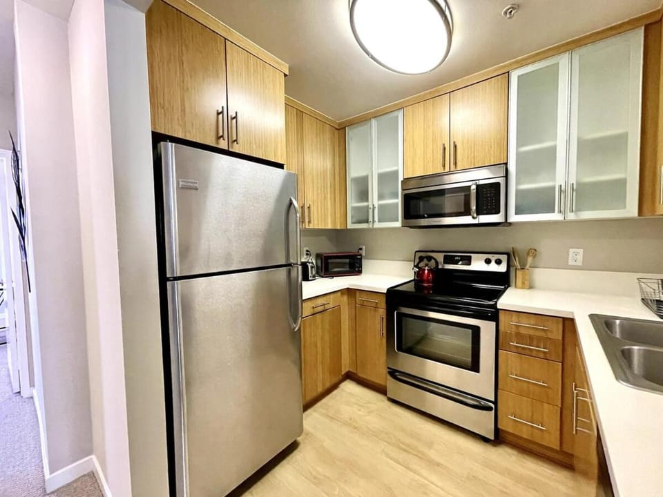 Spacious Coastal Escape - Free Garage Parking Apartment in Santa Monica