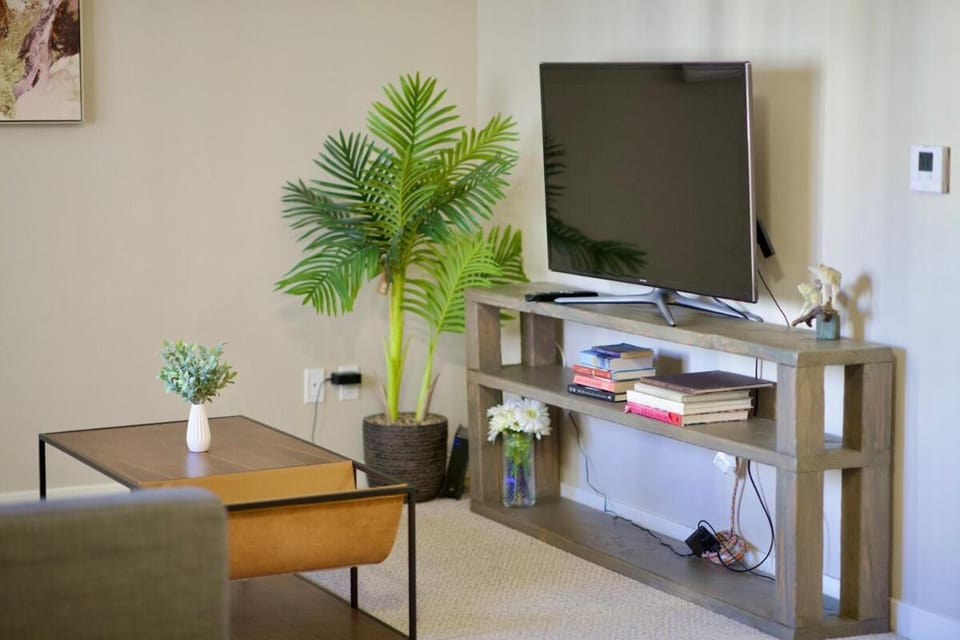 Spacious Coastal Escape - Free Garage Parking Apartment in Santa Monica