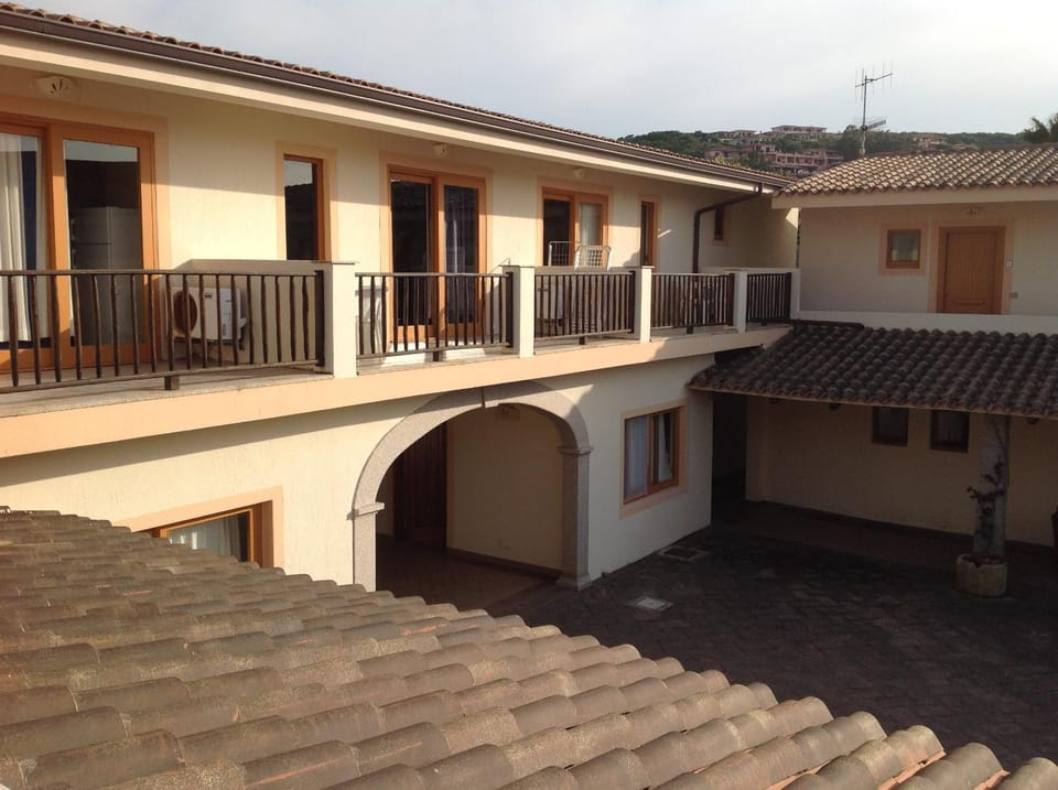 Patio, Area and facilities