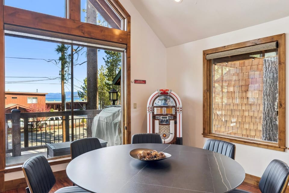 Day, Neighbourhood, Dining area, furniture