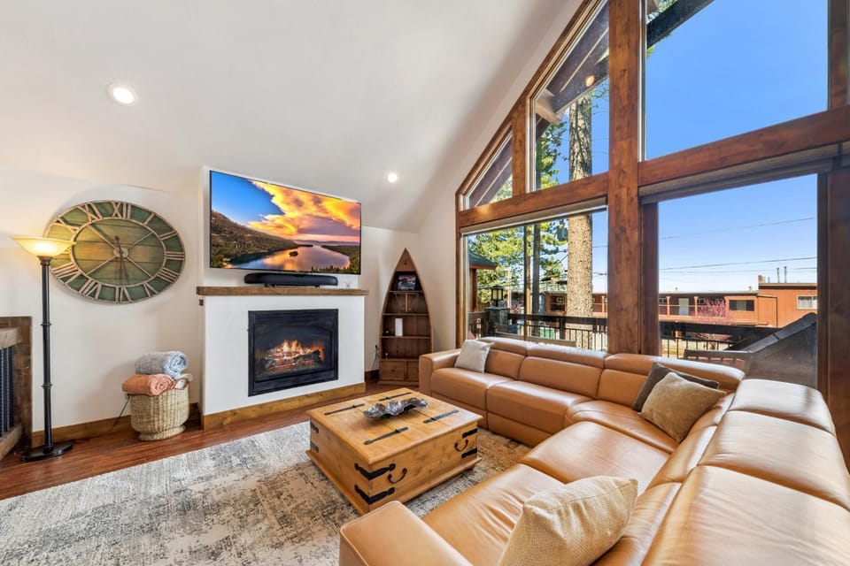 Day, TV and multimedia, Living room, fireplace, furniture