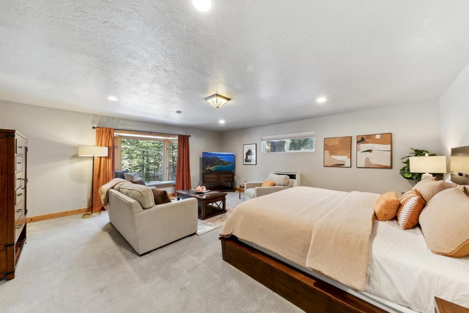 Bed, TV and multimedia, Living room, Bedroom, Garden view, furniture