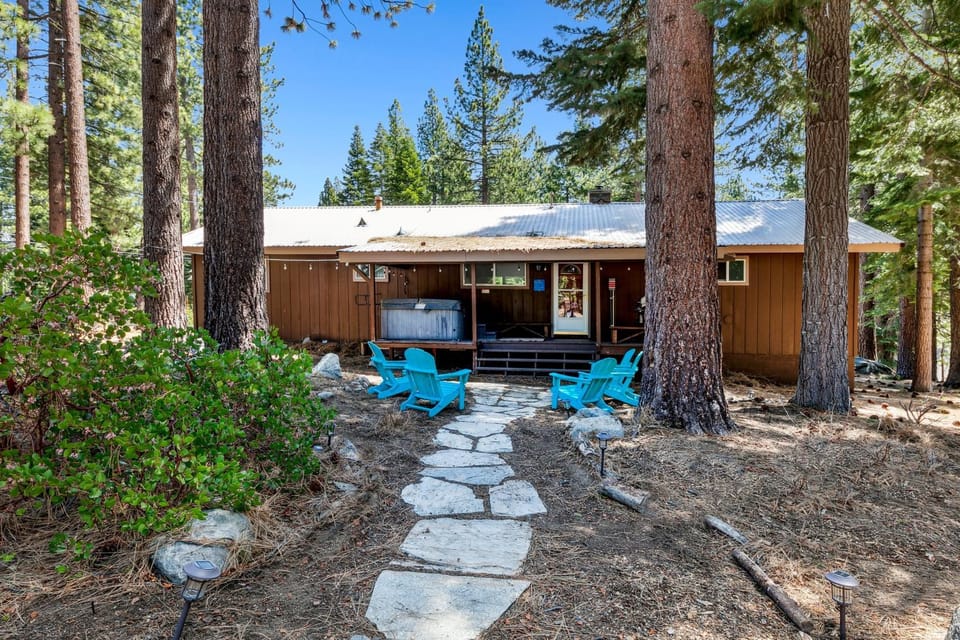 Property building, Day, Natural landscape, Hot Tub, Seating area