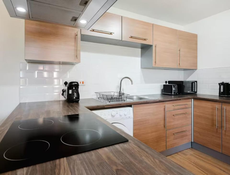 Spacious Central 2BR Apartment with Balcony, 85 Inch Smart TV & Fast WiFi, Sleeps 9, Ideal for Contractors, Families & Couples Apartment in St Helens